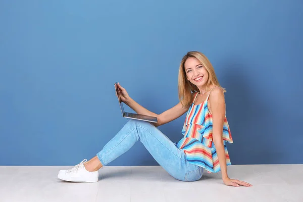 Jovem mulher com laptop — Fotografia de Stock