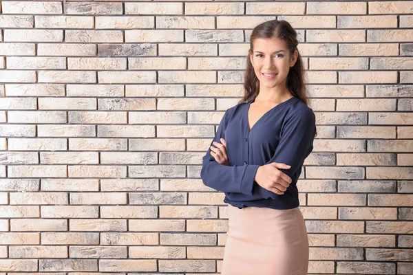 Jonge manager op bakstenen muur achtergrond — Stockfoto