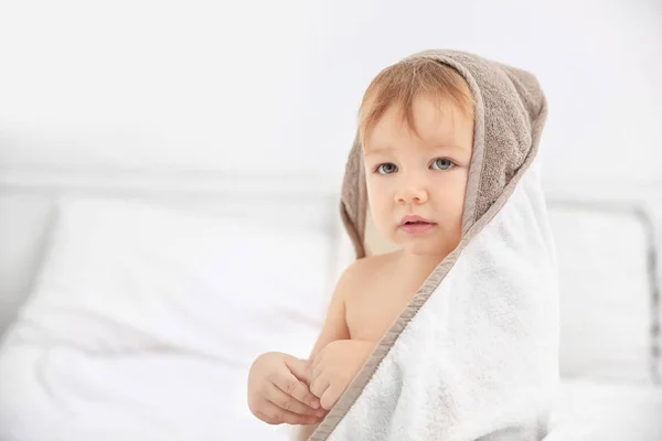 Αγόρι με πετσέτα στο κρεβάτι — Φωτογραφία Αρχείου