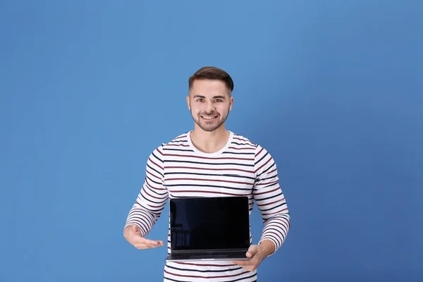 Joven con el ordenador portátil — Foto de Stock