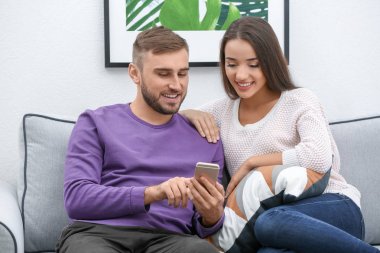 genç bir çift kanepe evde