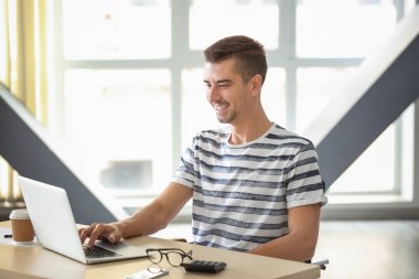 Dizüstü bilgisayar vasıl ev ile çekici bir adam