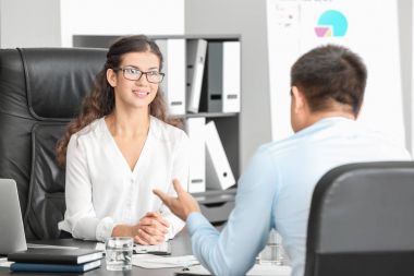 Ofiste çalışan genç yöneticilerinin