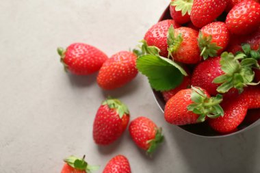 Taze olgun çilekler. 