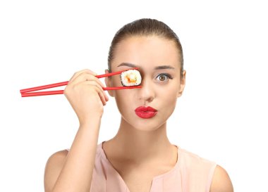 Suşi sarması olan güzel genç bir kadın. 