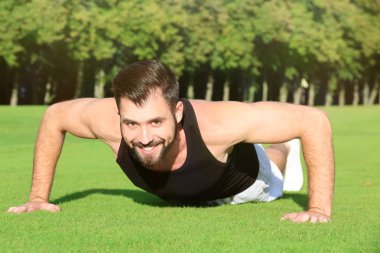 Genç adam egzersiz yapıyor. 