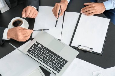 Ofis çalışanları belgeleriyle çalışma 