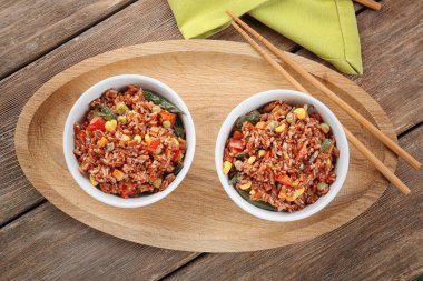 Kahverengi pirinç ve sebze ile kase