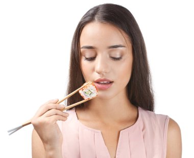 Suşi sarması olan güzel genç bir kadın. 