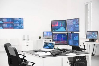 Hisse senedi verileri ofiste tabloda monitörlerle
