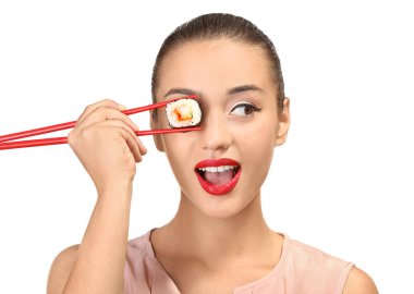 Suşi sarması olan güzel genç bir kadın. 