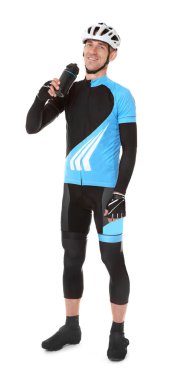 Genç bisikletçi içecek ile