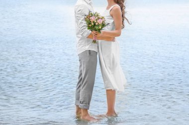 Yalınayak çift üzerinde deniz kıyısı