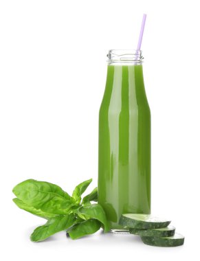 Şişe yeşil sebze suyu 