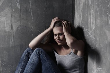 Hırpalanmış üzgün kadın 