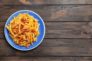 Kızarmış patates ve domuz pastırması ile plaka 