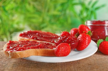 Plaka adet ekmek ve çilek reçeli 