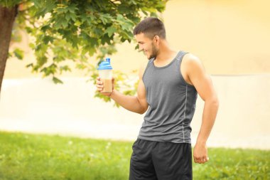 Protein shake ile yakışıklı genç