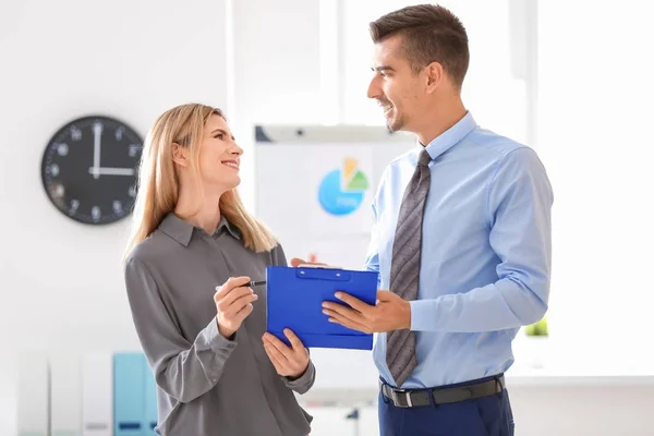 Young man consulting woman — Stock Photo, Image