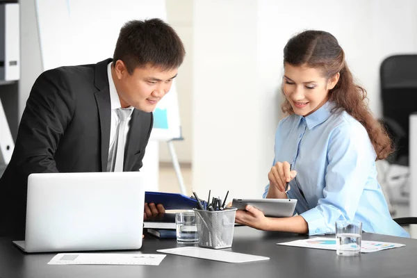 Young managers working in office — Stock Photo, Image