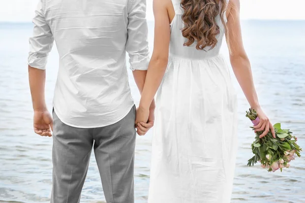 Casal recém-casado na praia — Fotografia de Stock