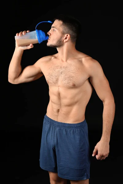 Protein shake ile yakışıklı genç — Stok fotoğraf