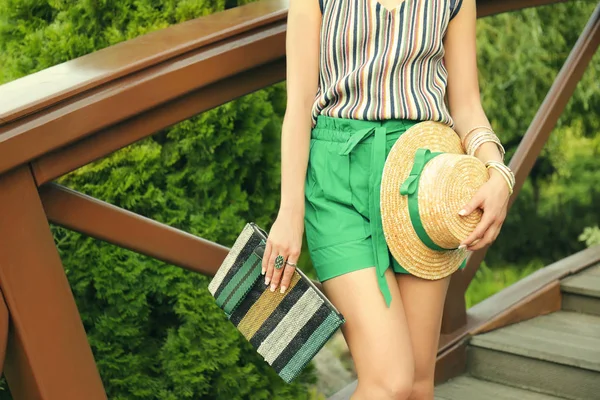 Stijlvolle vrouw in groene korte broek — Stockfoto