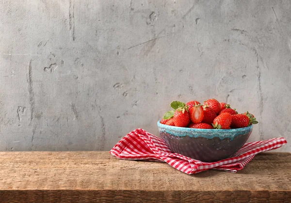 Fresh ripe strawberries — Stock Photo, Image