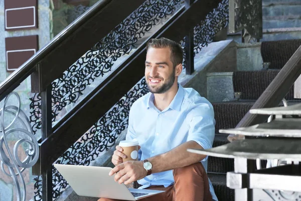 Hombre guapo con portátil — Foto de Stock