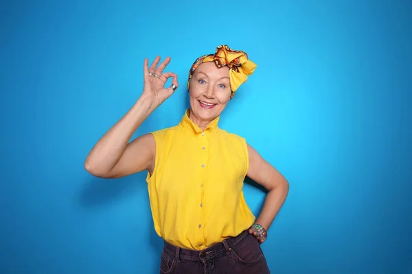 Mulher madura em roupas brilhantes — Fotografia de Stock