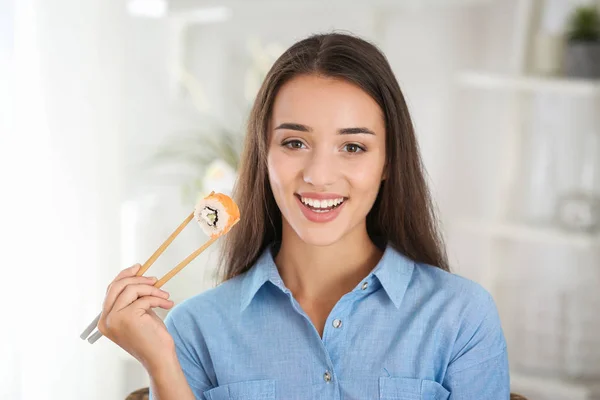 Mulher bonita com rolo de sushi — Fotografia de Stock