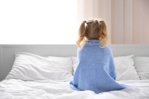可爱的小女孩在床上的毛巾在家里 — 图库照片