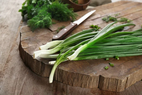 Frische grüne Zwiebeln — Stockfoto