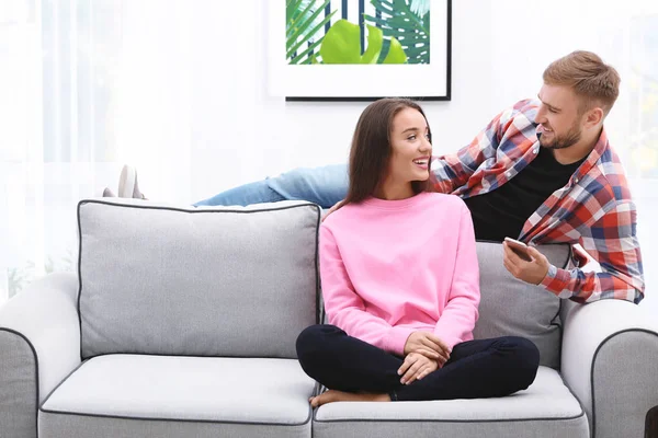 Jeune couple à la maison ensemble — Photo