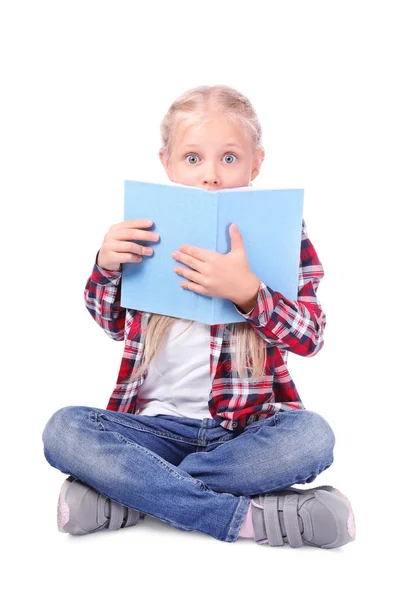 Beyaz Arka Plan Kitabı Olan Sevimli Küçük Kız — Stok fotoğraf