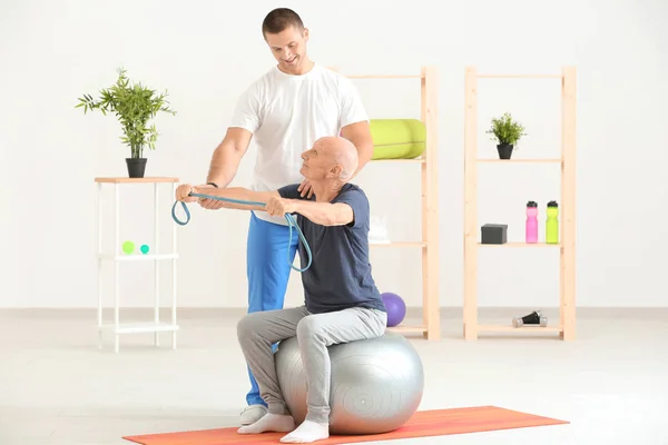 Fysiotherapeut werkt samen met patiënt in kliniek — Stockfoto