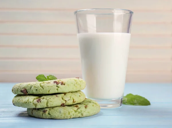 Печенье с мятным шоколадом и молоко — стоковое фото