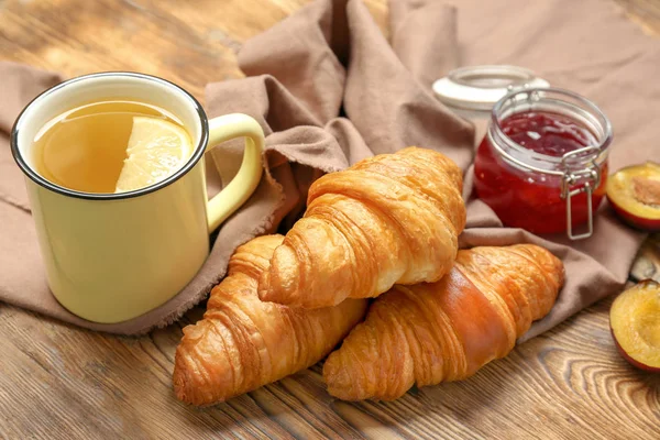 Croissants saborosos e caneca de chá — Fotografia de Stock