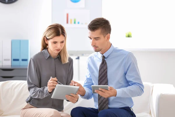 Giovane uomo consulenza donna — Foto Stock