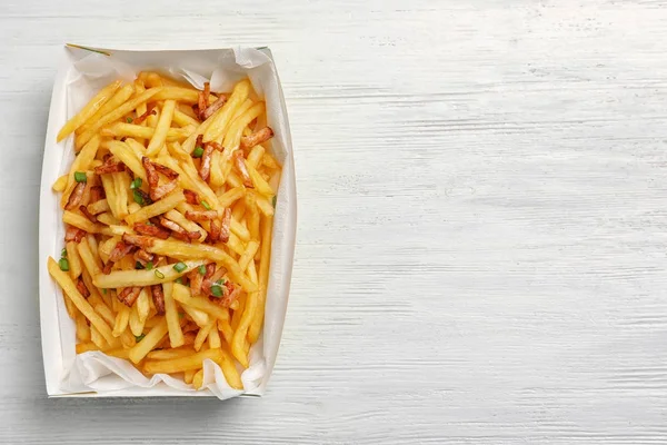 Caja con papas fritas y tocino —  Fotos de Stock