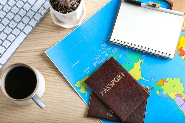 Composição com passaportes e mapa do mundo na mesa — Fotografia de Stock