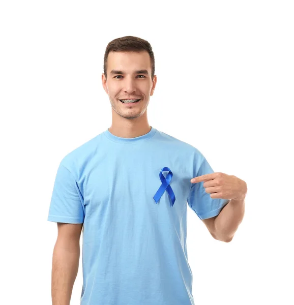 Mladý muž nosí tričko s modrou stužkou — Stock fotografie