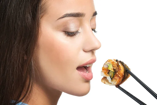 Young woman eating sushi roll — Stock Photo, Image