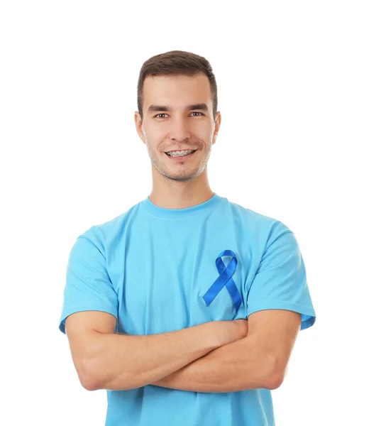 Νέος άνθρωπος φορώντας μπλουζάκι με γαλάζια κορδέλα — Φωτογραφία Αρχείου