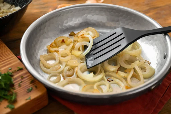 Pan dengan spatula dan bawang goreng — Stok Foto