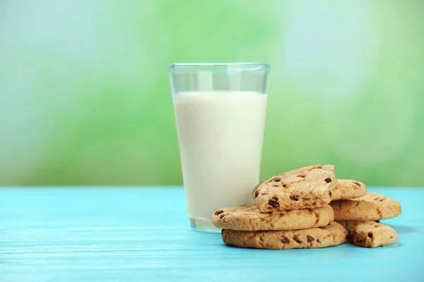 Chocolate chip cookies and glass of milk — Stock Photo, Image