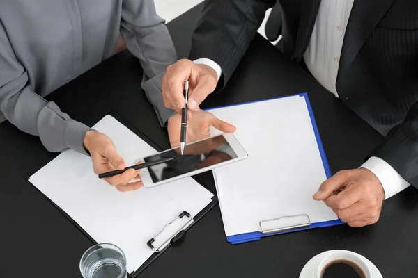 De personeelsleden van het bureau werken met documenten — Stockfoto