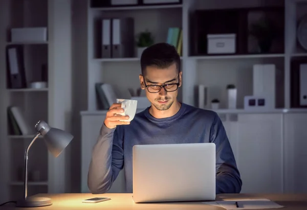 Uomo attraente con computer portatile — Foto Stock