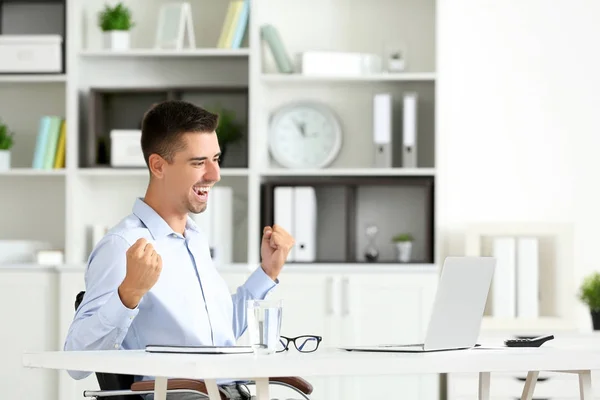 Homem emocional com laptop no escritório — Fotografia de Stock