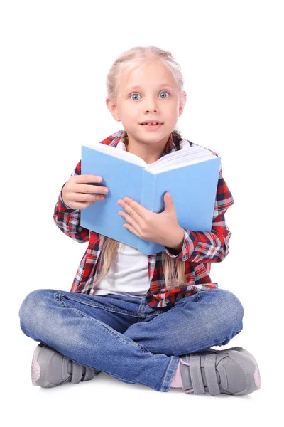 Мила маленька дівчинка читає книгу — стокове фото